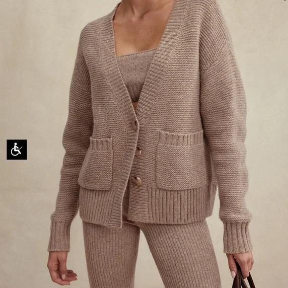 House of CB
BARLEY CHUNKY NATURAL WOOL CARDIGAN full set
Brand new without tags - Picture 1 of 9